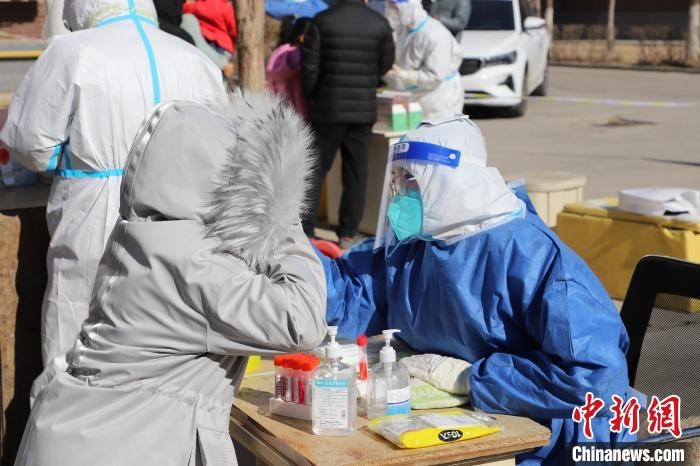 呼和浩特市民做核酸?！埩只?攝