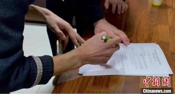 圖為現(xiàn)場下達(dá)詢問通知書。　李婷婷 攝