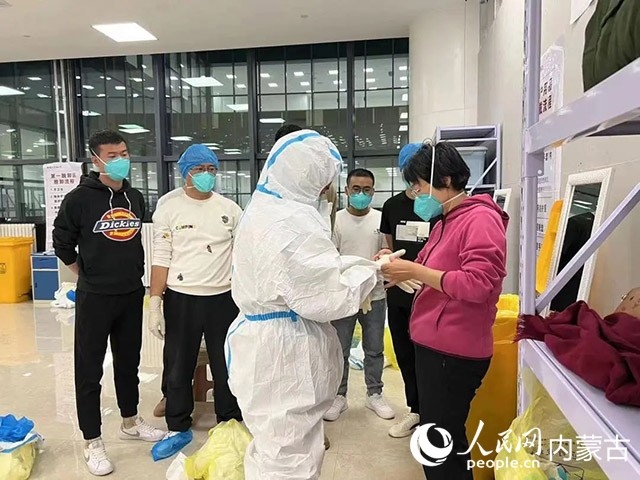 醫(yī)護人員正在方艙醫(yī)院工作。呼和浩特市第一醫(yī)院供圖