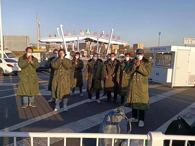 護(hù)送農(nóng)民工安全返鄉(xiāng)。賽罕區(qū)民政局供圖