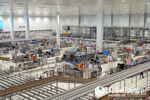 伊利健康谷液態(tài)奶生產(chǎn)基地。人民網(wǎng)記者 趙夢月攝