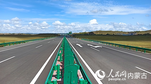 G1611經(jīng)棚至烏蘭布統(tǒng)高速公路項目。人民網(wǎng)記者 趙夢月攝