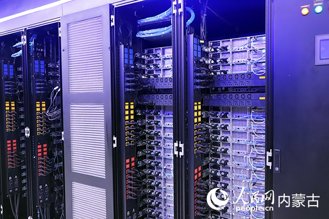 內(nèi)蒙古高性能計算公共服務(wù)平臺機房。人民網(wǎng)記者 苗陽攝