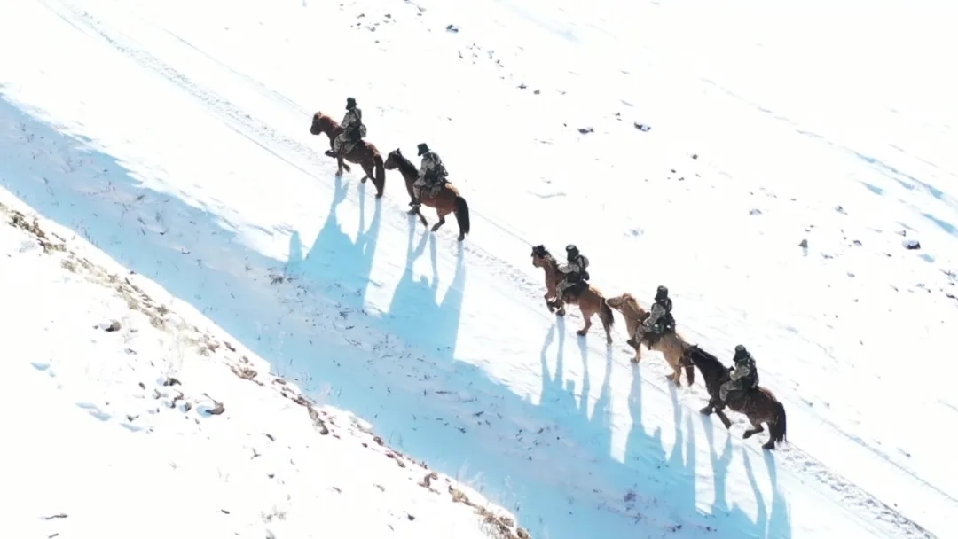 1613836519808105.jpg 迎著朝陽在邊防線上巡邏的執(zhí)勤官兵。賴志強 攝.webp.jpg