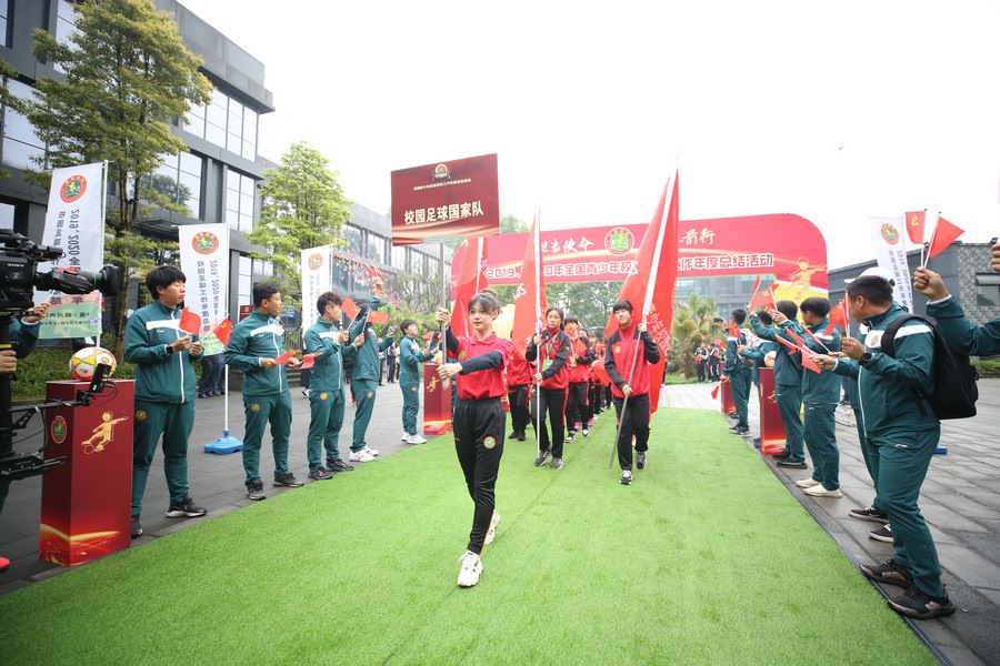 1620381715581269.jpg 1.總結(jié)活動現(xiàn)場,校園足球國家隊入場.jpg
