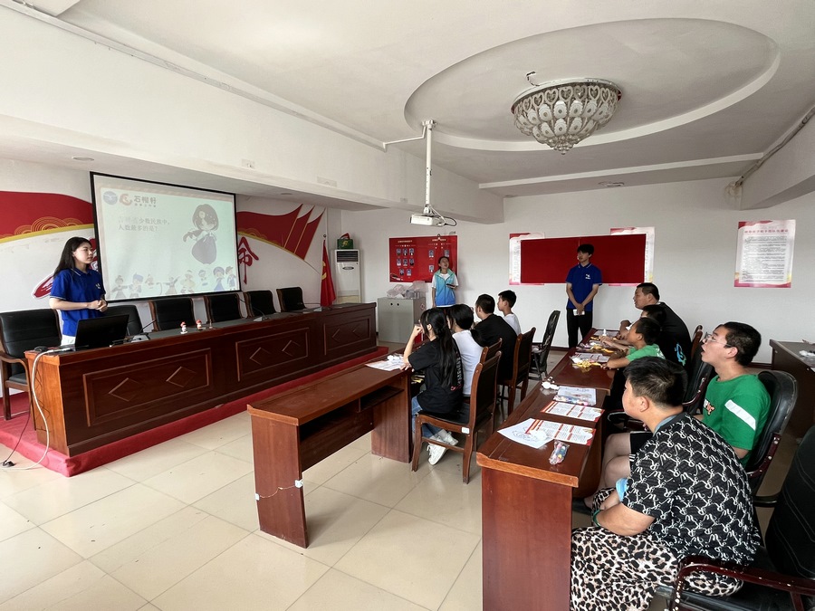 1720684779847510.jpg 為兒童講解民族知識(shí).jpg