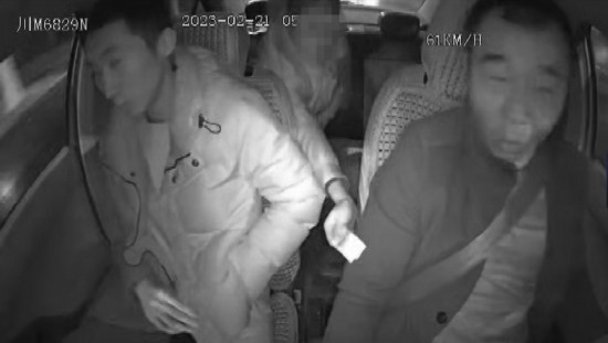 凌晨女子打車到江邊，并掏出百元大鈔給司機稱不用找了。資陽公安供圖