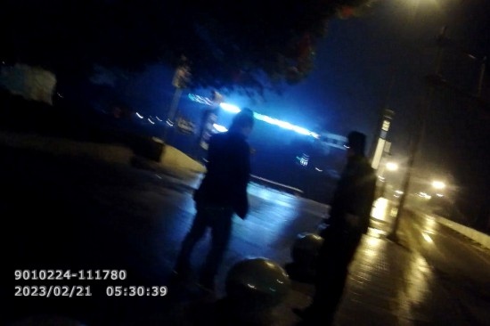 報警人唐師傅向民警講述情況 。資陽公安供圖