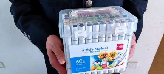 民警送上的馬克筆。資陽市公安供圖