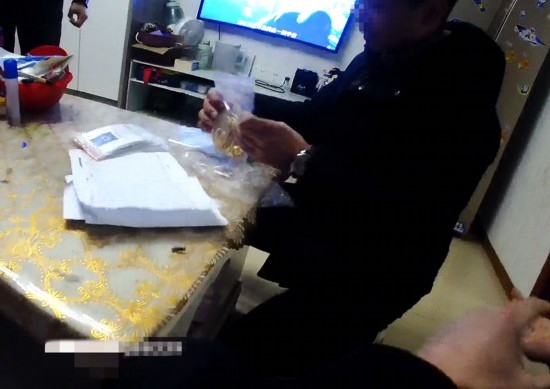 失主對照清單清點黃金等貴重物品。資陽市公安供圖