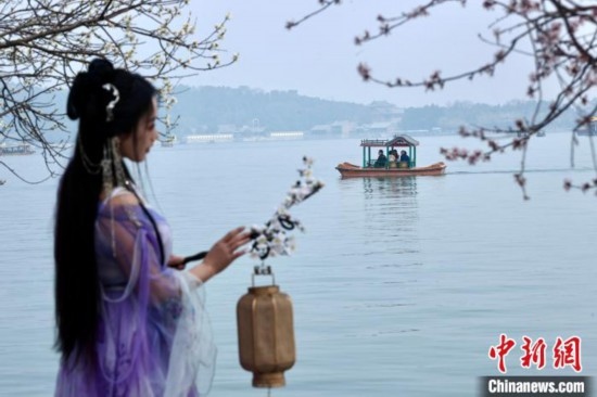 圖為游客在昆明湖畔游玩。<a target='_blank' data-cke-saved-href='/' href='/'><p align=