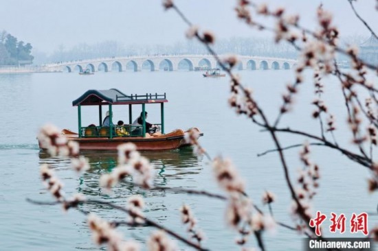 20日，頤和園游船開航。<a target='_blank' data-cke-saved-href='/' href='/'><p align=