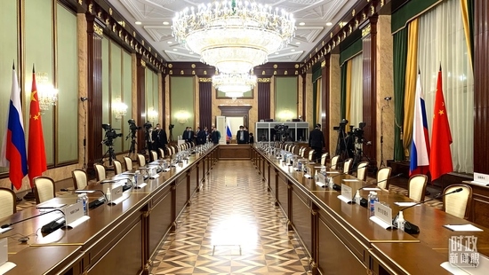 △俄羅斯聯(lián)邦政府大廈內(nèi)，習(xí)主席在這里會見俄羅斯總理米舒斯京。（總臺央視記者段德文拍攝）