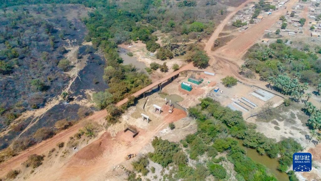 這是1月12日在科特迪瓦西北部奧迭內(nèi)省拍攝的北部公路項(xiàng)目施工現(xiàn)場(chǎng)（無(wú)人機(jī)照片）。新華社發(fā)（中國(guó)港灣工程有限責(zé)任公司供圖）