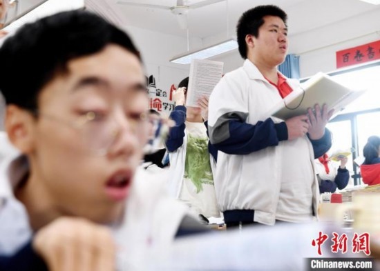 朱金祥(右)和鐘華強(左)正在加緊復(fù)習(xí)迎接高考。 卓忠偉 攝