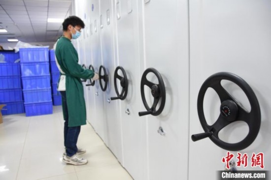 圖為鄭州大學(xué)人骨考古實驗室內(nèi)的骨骼標(biāo)本庫。王宇 攝