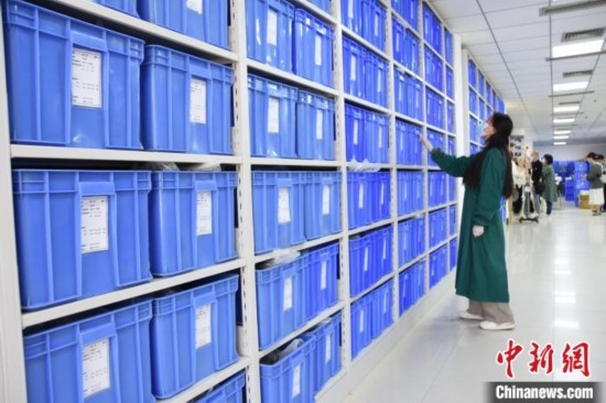 圖為鄭州大學(xué)人骨考古實驗室內(nèi)的骨骼標(biāo)本庫。王宇 攝