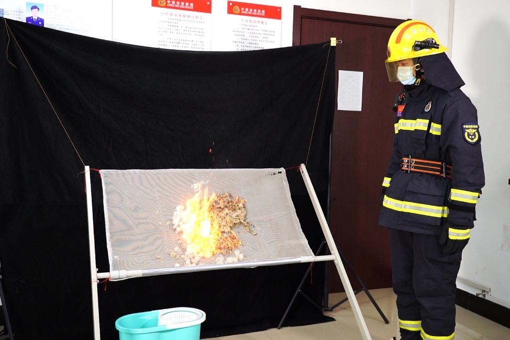 消防員在展示柳絮點燃實驗。 張少欣 攝