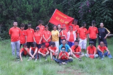 項(xiàng)目辦開(kāi)展活動(dòng)合影，喬海云（后排中，黑衣）和張?jiān)氯纾ê笈庞乙唬? referrerpolicy=