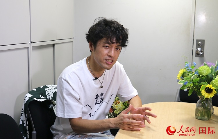 竹內(nèi)亮接受人民網(wǎng)專訪。人民網(wǎng) 許可攝