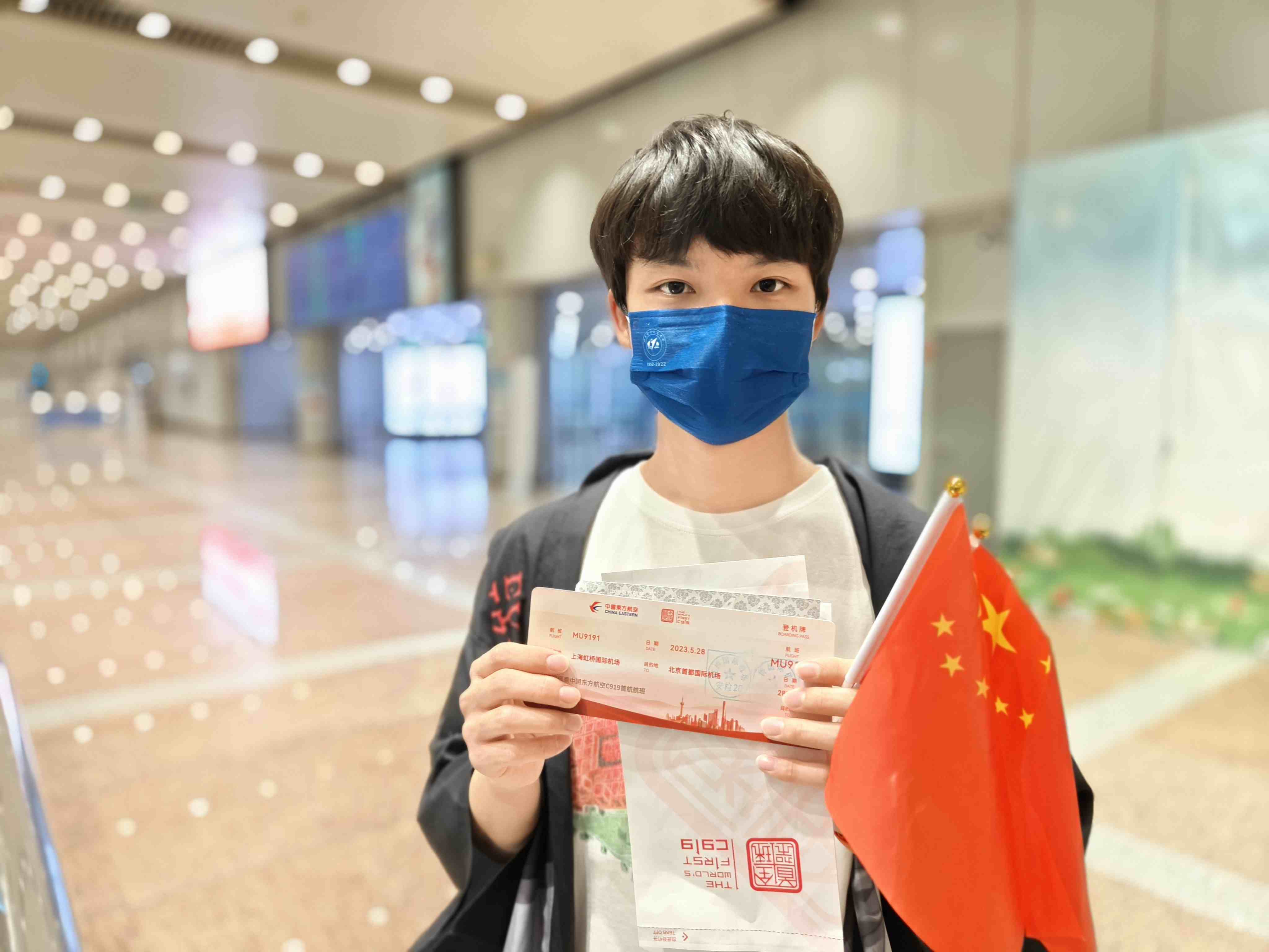 張可立向記者展示有著紀念意義的登機牌。人民網記者 夏曉倫攝