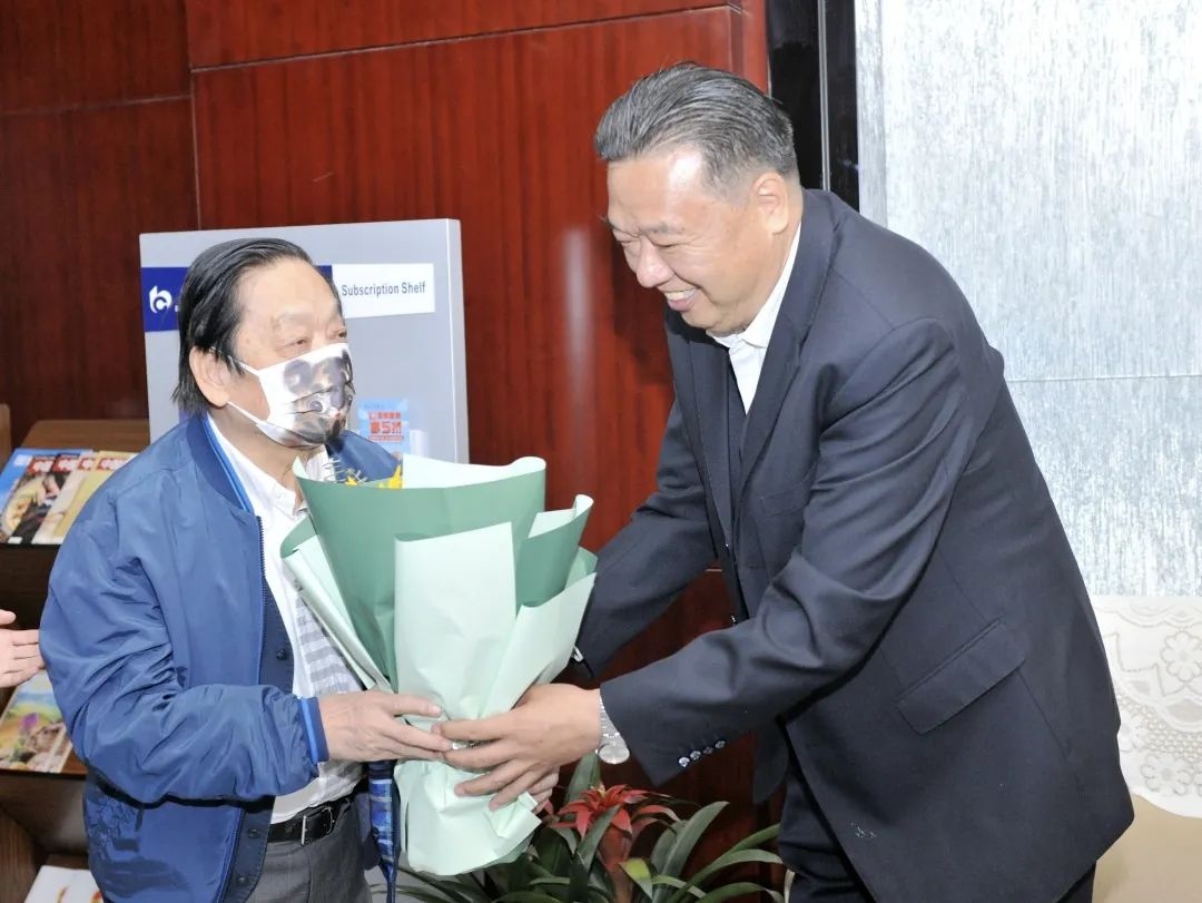 ▲青海省政協(xié)副主席、青海省林草局黨組書記、局長、祁連山國家公園青海省管理局局長李曉南在機場迎接韓美林