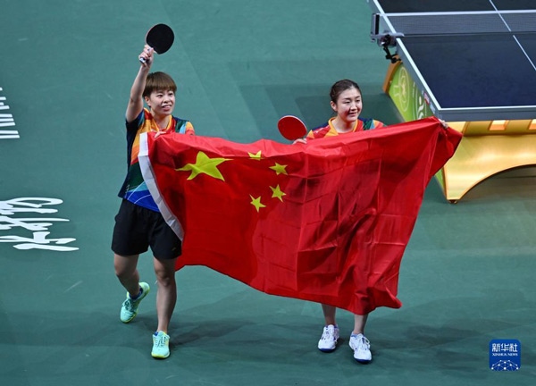 5月27日，陳夢（右）/王藝迪慶祝勝利。當日，在南非德班進行的2023年世界乒乓球錦標賽女子雙打決賽中，中國選手陳夢/王藝迪以3比0戰(zhàn)勝韓國選手田志希/申裕斌，奪得冠軍。新華社記者 陶希夷攝