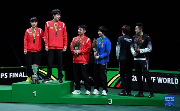 5月26日，冠軍中國組合王楚欽（左二）/孫穎莎（左一）與季軍中國組合林詩棟（左三）/蒯曼（左四）、中國香港組合黃鎮(zhèn)廷（右一）/杜凱琹在頒獎儀式后交流。新華社記者 陶希夷攝