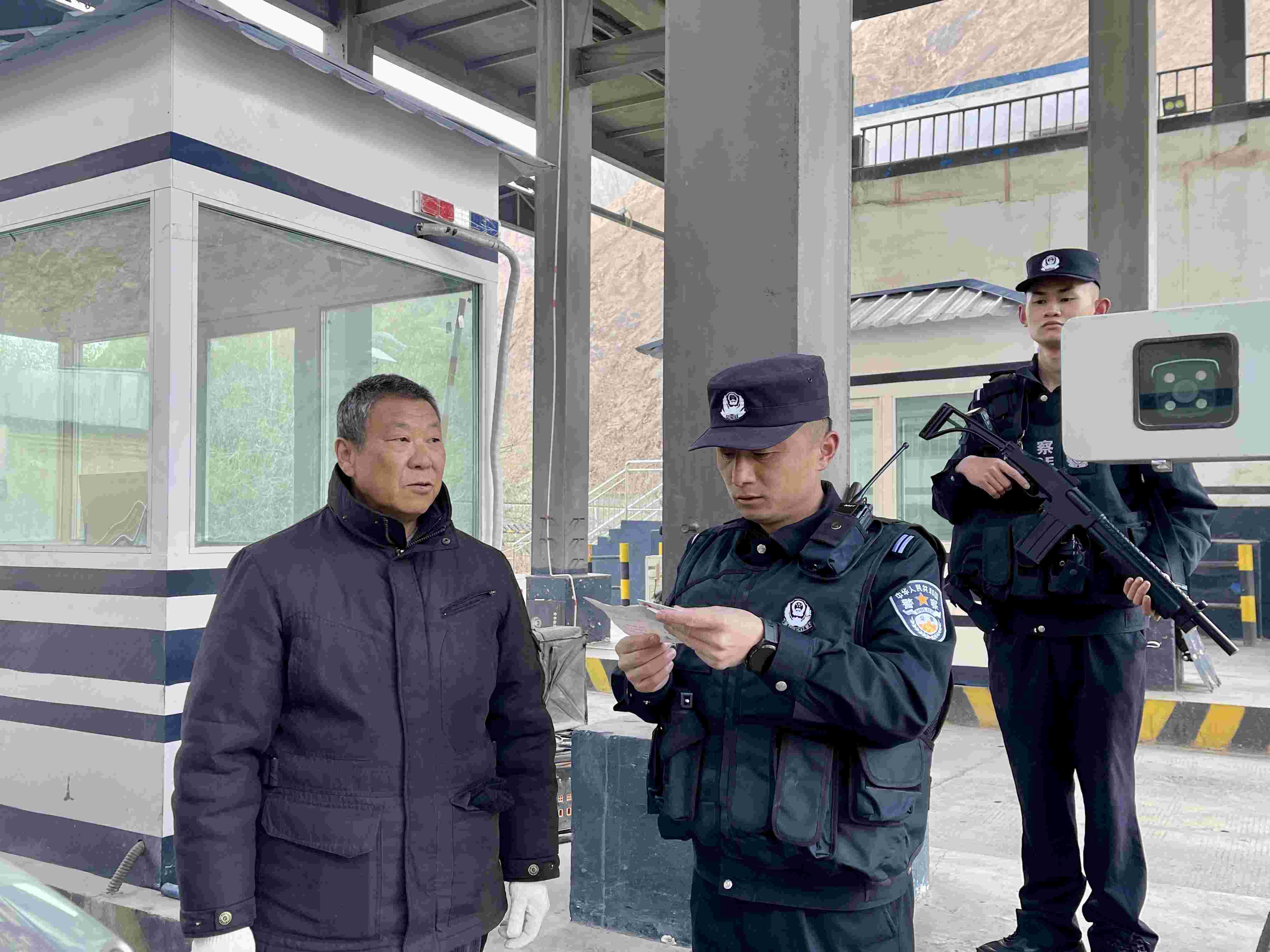 在庫地邊境檢查站，陳暢核對(duì)進(jìn)出邊境管理區(qū)人員信息。人民網(wǎng) 周靜圓攝