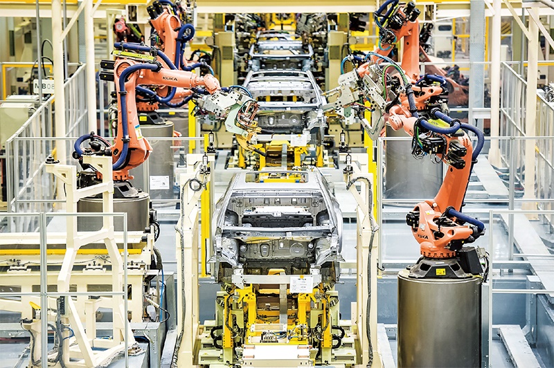 發(fā)展新能源汽車是我國從汽車大國邁向汽車強國的必由之路。2022年中國新能源汽車產(chǎn)銷分別實現(xiàn)705.8萬輛和688.7萬輛，連續(xù)8年位居世界第一。圖為廣汽埃安第一智造中心焊裝車間正在熱火朝天地生產(chǎn)。 廣汽埃安新能源汽車股份有限公司供圖