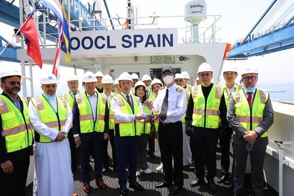 圖為與會(huì)嘉賓參觀“東方西班牙”輪。中遠(yuǎn)海運(yùn)港口阿布扎比碼頭供圖