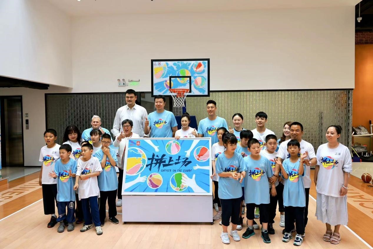 嘉賓與特奧小運(yùn)動員在活動結(jié)束后合影。人民網(wǎng)記者 郝帥攝