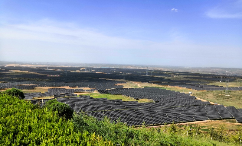 伊金霍洛旗天驕綠能50萬千瓦采煤沉陷區(qū)生態(tài)治理光伏發(fā)電示范項(xiàng)目一角。人民網(wǎng)記者 孫博洋攝
