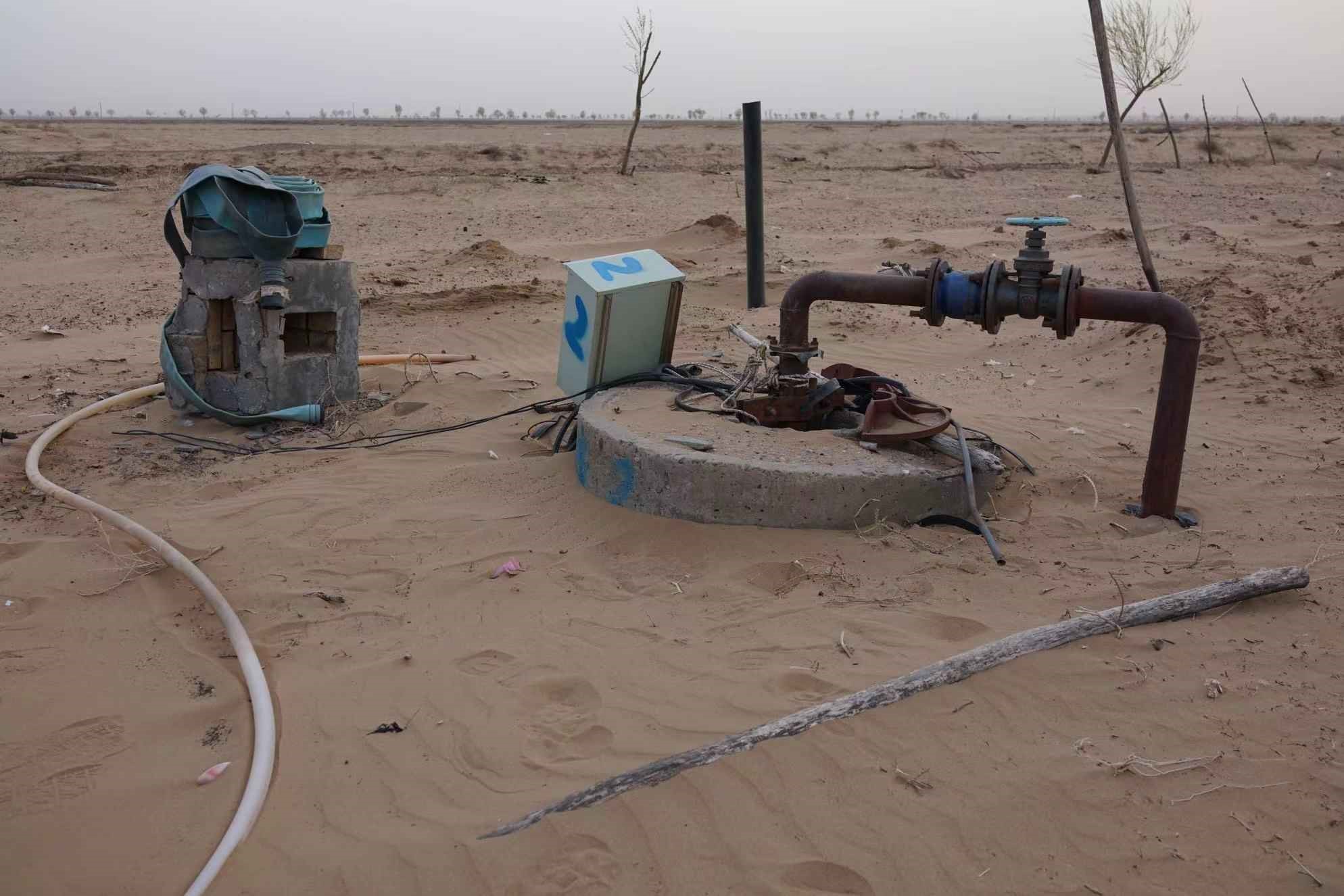 項(xiàng)目地以北的一個(gè)澆灌機(jī)井。 人民網(wǎng)記者 游天燚攝