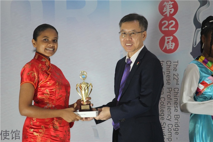 陳錫來(lái)參贊為獲獎(jiǎng)選手頒發(fā)二等獎(jiǎng)。圭亞那大學(xué)孔子學(xué)院供圖