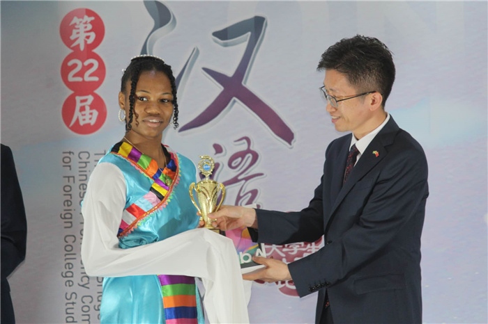 黃瑞參贊為獲獎(jiǎng)選手頒發(fā)二等獎(jiǎng)。圭亞那大學(xué)孔子學(xué)院供圖