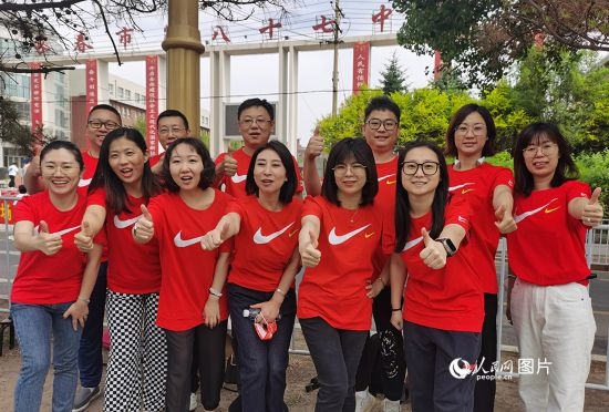 6月7日一早，陽光明媚，天氣涼爽，在長春市第八十七中學，考生們正陸續(xù)進入考場。親友團為參加高考的學子們加油鼓勁。人民網(wǎng)記者 王帝元攝