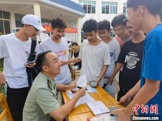 專武干部在講解相關政策。韋碩 攝