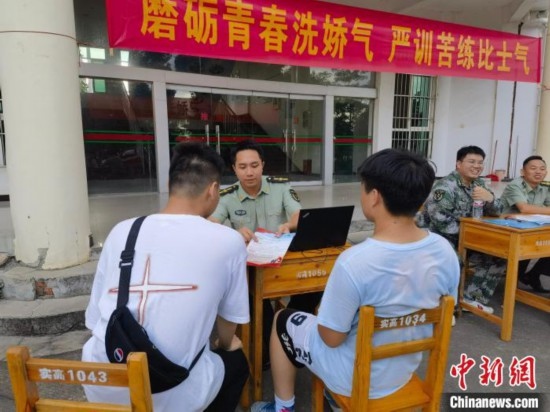 專武干部在講解相關政策。韋碩 攝