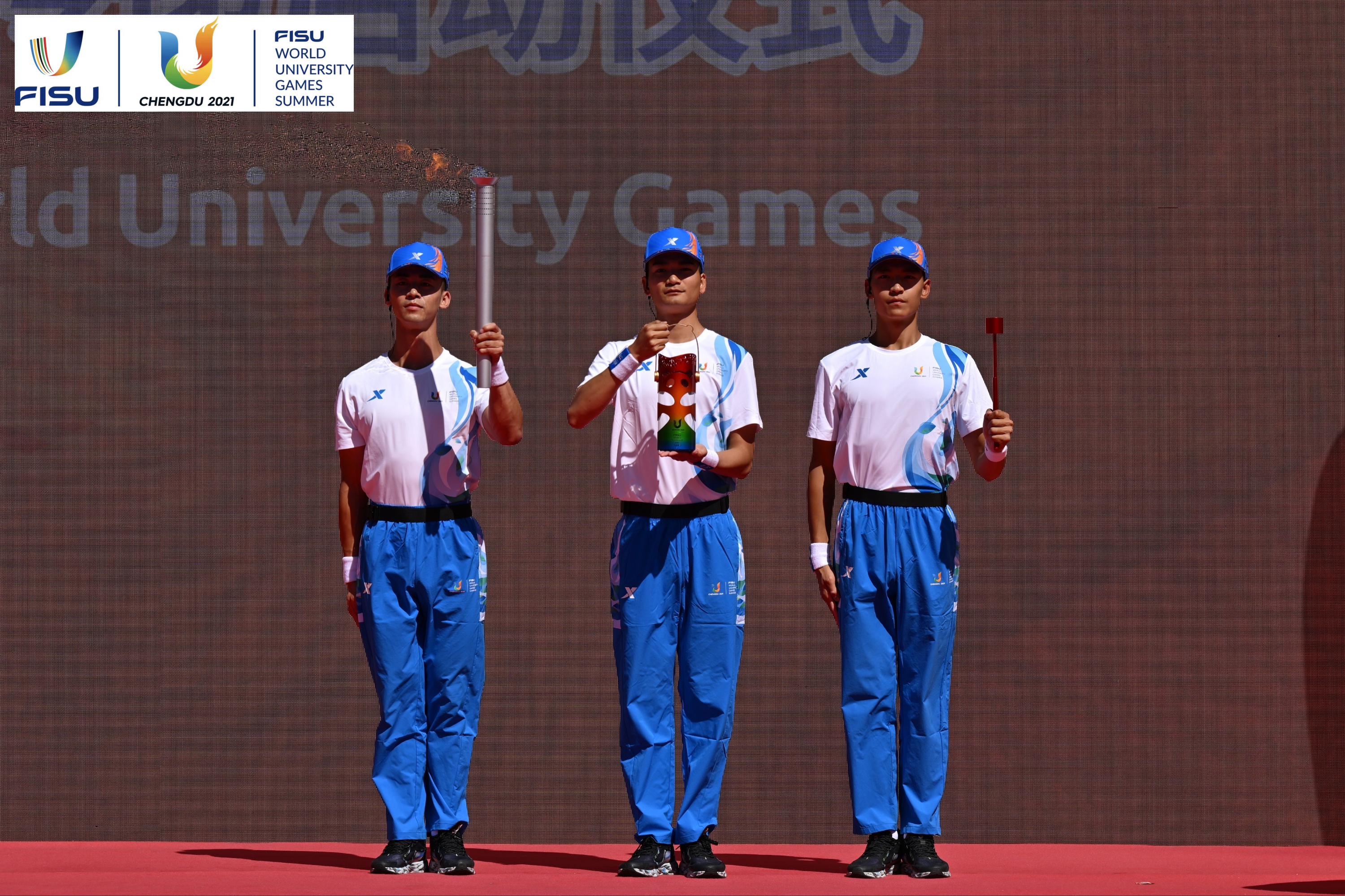 成都大運(yùn)會火種護(hù)衛(wèi)隊(duì)點(diǎn)燃大運(yùn)火炬。 圖片來源：成都大運(yùn)會執(zhí)委會供圖