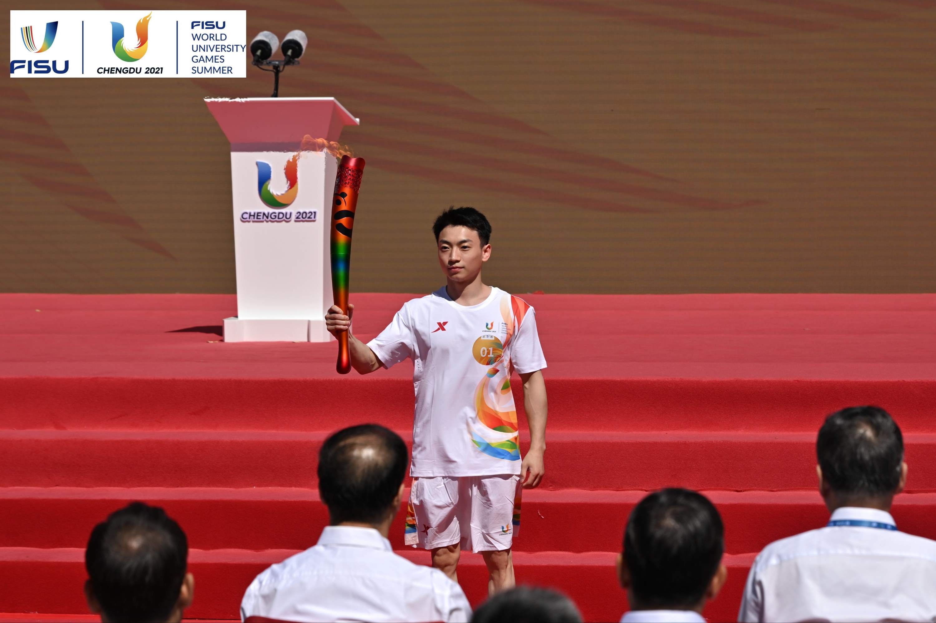 成都大運(yùn)會火炬手、奧運(yùn)冠軍鄒敬園高舉火炬。 圖片來源：成都大運(yùn)會執(zhí)委會供圖