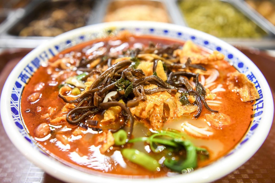 這是廣西柳州市街邊一家螺螄粉店制作的螺螄粉。新華社記者 曹祎銘 攝