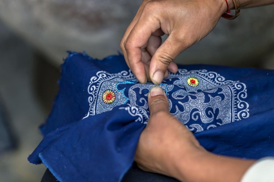 在貴州省黔西市新仁苗族鄉(xiāng)化屋村，村民在制作苗繡。新華社記者 范暉 攝