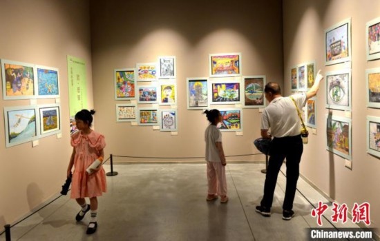 圖為家長帶著孩子參觀展覽。呂明 攝