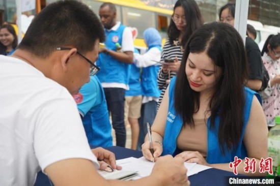 6月13日，在第20個(gè)世界獻(xiàn)血者日前夕，20名在贛留學(xué)生組團(tuán)前往血站獻(xiàn)血。吳迪 攝