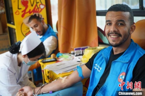 6月13日，在第20個(gè)世界獻(xiàn)血者日前夕，20名在贛留學(xué)生組團(tuán)前往血站獻(xiàn)血。吳迪 攝