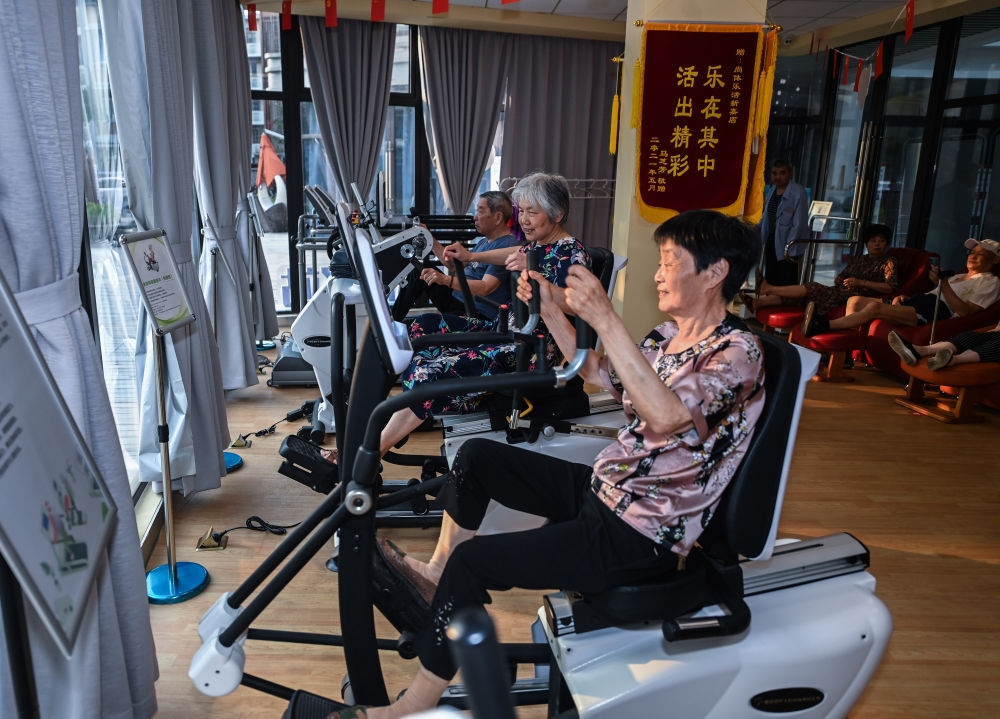 在浙江嘉興市南湖區(qū)新嘉街道電子社區(qū)鄰里中心的長者運動健康之家內(nèi)，老人們在進行器械鍛煉（2023年6月14日攝）。新華社記者 徐昱 攝