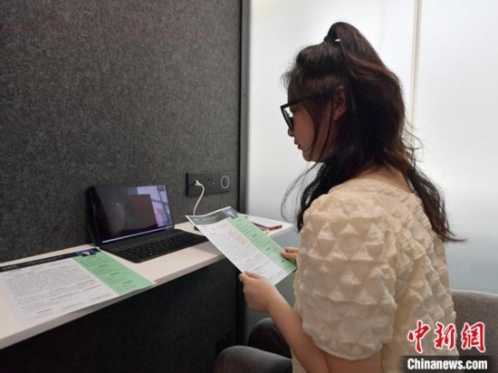 學(xué)生通過“云面試空間”進行求職面試。劉棟 攝