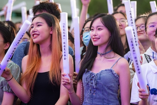 場(chǎng)下觀眾十分熱情。人民網(wǎng)記者 翁奇羽攝