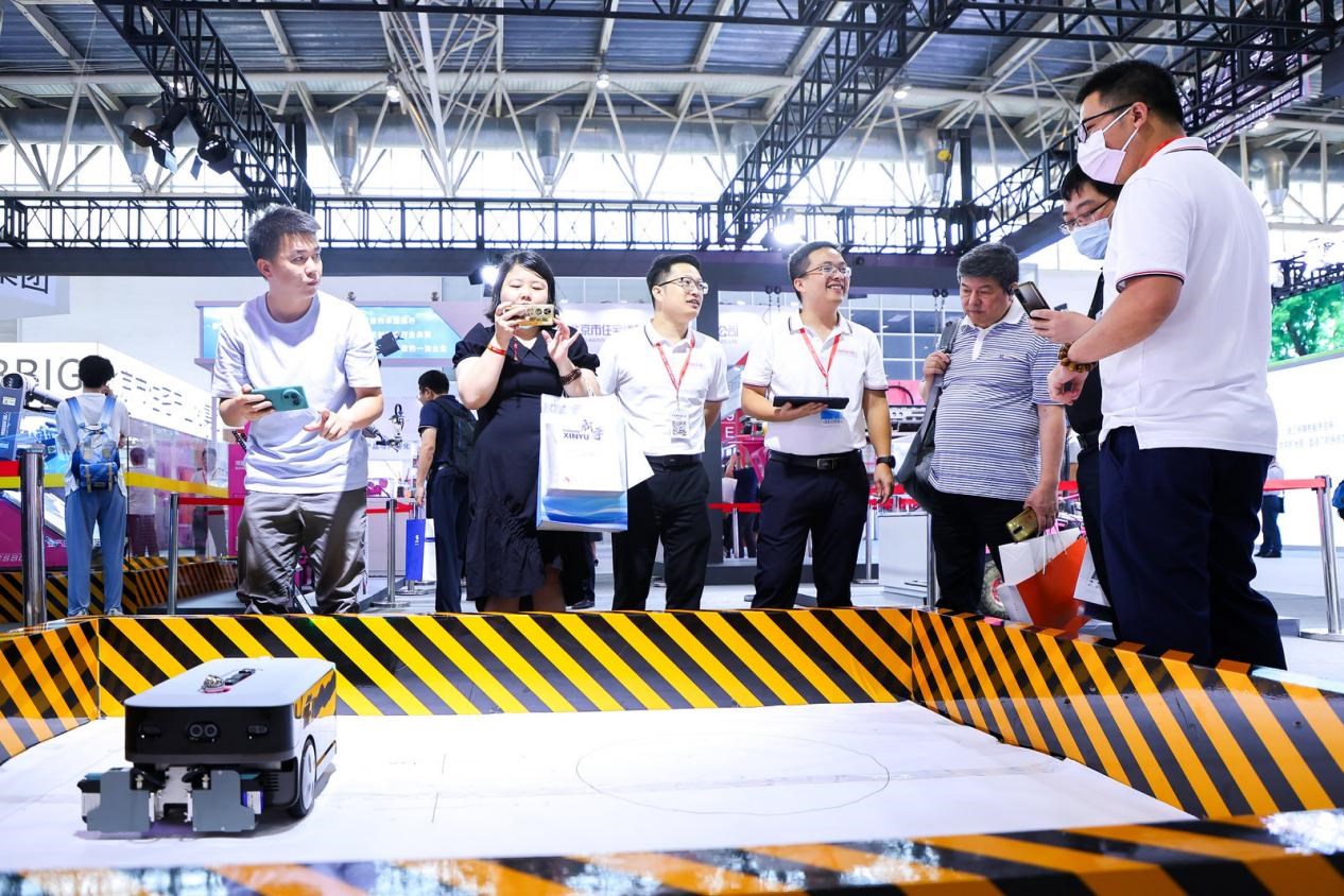 講解員向觀眾介紹智能劃線機器人。來源：受訪方供圖